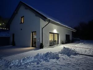 un edificio bianco nella neve di notte di Apartmány Jakubov a Wickwitz