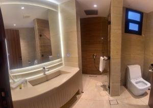 La salle de bains est pourvue d'un lavabo et de toilettes. dans l'établissement جراند ريجس Grand Regis, à Riyad