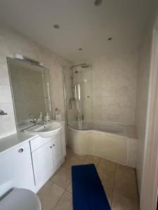 卡地夫的住宿－3 Luxury En-suite Bedrooms，带浴缸、水槽和浴缸的浴室