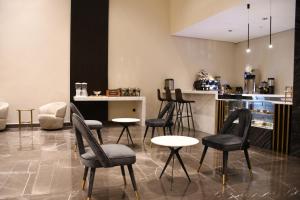 a room with chairs and tables and a counter at جراند ريجس للشقق الفندقية in Riyadh +3 photos