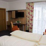 une chambre d'hôtel avec un lit et une fenêtre dans l'établissement Gasthof Pension Baumkirchner, à Altheim