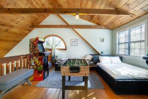 - un salon avec un canapé et une table d'échecs dans l'établissement Azure Woods Grill Fireplace GameArea CommunityPool, à Townsend
