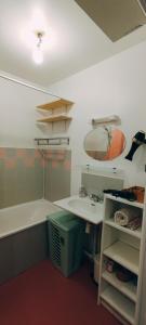 uma casa de banho com uma banheira e um lavatório em Superbe studio en plein centre ville de Rennes em Rennes
