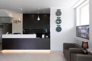 lobby z zegarami na ścianie w sklepie w obiekcie Hotel Gem we Wrocławiu