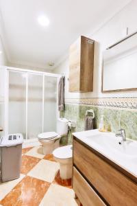 ein Bad mit einem WC und einem Waschbecken in der Unterkunft Holidays Beach Torrox - 4 in Morche