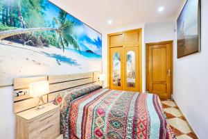 um quarto com uma cama e um quadro na parede em Holidays Beach Torrox - 4 em Morche