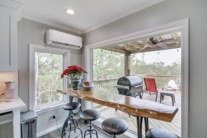 cocina con encimera y terraza con parrilla en Bay St Louis Home with Private Dock and Kayaks!, en Shoreline Park