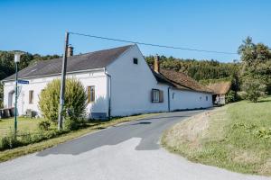 una casa blanca al lado de una carretera en Claire de Lune, en Stegersbach
