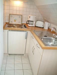 una pequeña cocina con fregadero y encimera en Haus Nordstrand, en Büsum