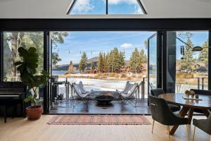 Fotografie z fotogalerie ubytování Lakefront Modern A Frame v destinaci Big Bear Lake
