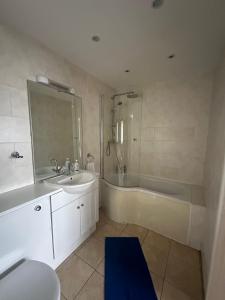 卡地夫的住宿－3 Luxury En-suite Bedrooms，带浴缸、水槽和淋浴的浴室