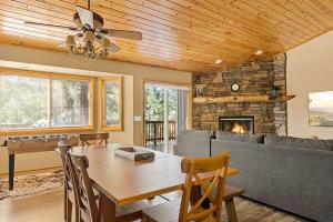 Khu vực ghế ngồi tại Snowy Evening Lodge