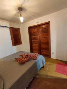 een slaapkamer met een bed en een plafond bij Icarai Kite House in Icaraí