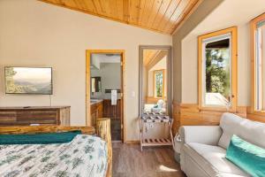 Giường trong phòng chung tại Snowy Evening Lodge