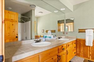 Phòng tắm tại Snowy Evening Lodge +27 ảnh