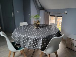 een eettafel met een zwart-witte stippellijn bij Appartement d'une chambre avec vue sur la ville et wifi a Romorantin Lanthenay in Romorantin