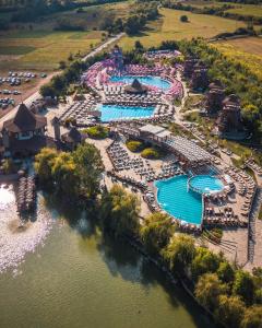 uma vista aérea de um resort com várias piscinas em The Wind Mills Hydropark em Gorna Malina