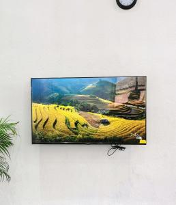 TV de pantalla plana colgada en la pared en Apartamento en la zona viva con parqueo exclusivo en San Pedro La Laguna