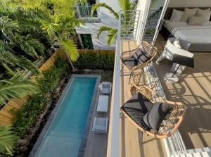 Uma vista da piscina em Villa green Days coconut groove ou nos arredores