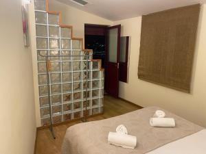 ヴィラ・ノヴァ・デ・ガイアにあるOporto2All Apartments - Apt2の大きなワインボトルの壁が備わる客室です。