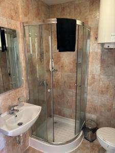 une salle de bains avec douche, lavabo et toilettes dans l'établissement Pamporovo Apartment 314 The Castle 3, à Pamporovo 14 autres photos