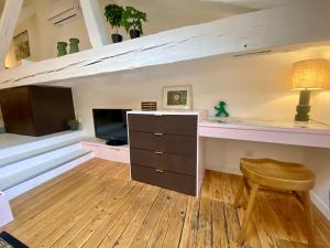 Sjónvarps- og/eða afþreyingartæki á Charmant cocon sous les toits de Bordeaux