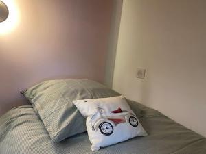Rúm í herbergi á Charmant cocon sous les toits de Bordeaux