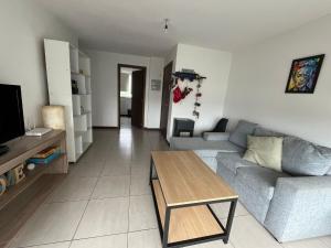 uma sala de estar com um sofá e uma mesa em Buena vista y locacion em Montevidéu