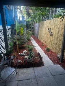ogród przed ogrodzeniem z roślinami w obiekcie Cottage in Stock Island w mieście Key West