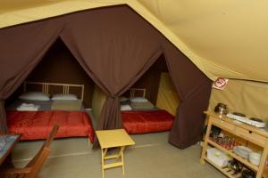 una camera con 2 letti in una tenda di Prêts-à-camper Camping Tadoussac a Tadoussac