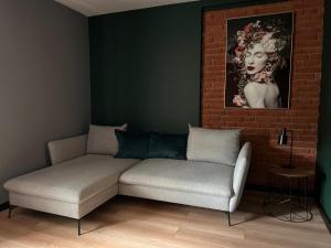 salon z kanapą i portret kobiety w obiekcie IZERSKI TARAS- Górski Apartament 120m2 w Świeradowie Zdroju