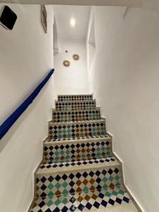 uma escada com um piso xadrez numa casa em Dar Kamilya em Marrakech