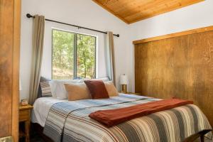 Schlafzimmer mit einem großen Bett und einem Fenster in der Unterkunft Moonridge Memories in Big Bear Lake