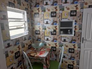 um pequeno quarto com uma mesa e uma parede coberta de ímanes em Agradavel casa familiar proxima Expo SP e metro Jabaquara em São Paulo