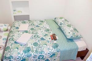 Una cama con dos taburetes encima. en Apartaestudio Vista azul rodadero Mara 502, en Santa Marta