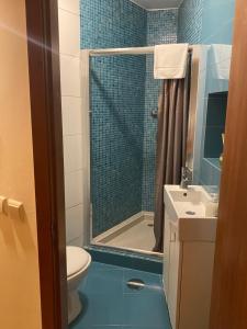 ヴィラ・ノヴァ・デ・ガイアにあるOporto2All Apartments - Apt2のバスルーム(シャワー、トイレ、シンク付)