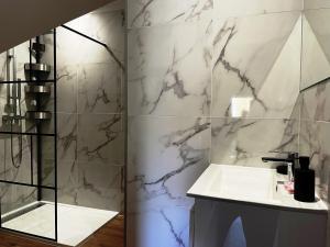 une salle de bain avec lavabo et douche dans l'établissement Lomener - La Goelette - studios à 450m de la plage, à Ploemeur 36 autres photos