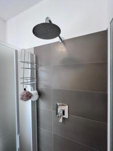 een badkamer met een douche met een douchekop bij Casa vacanze Sofy & Marty in Cattolica +27 foto's