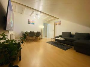 Χώρος καθιστικού στο Deluxe Business Suite mit 2 Schlafzimmer & Parkplatz, Highspeed WLAN, Netflix Premium, zentral zu Audi & Schwarz Gruppe