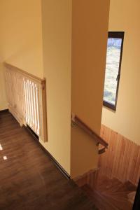 um quarto vazio com uma escada e uma janela em Къща за гости Българи em Triavna