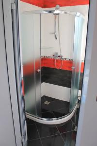 um chuveiro com uma porta de vidro na casa de banho em Къща за гости Българи em Triavna