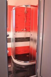 um chuveiro numa casa de banho com paredes vermelhas e brancas em Къща за гости Българи em Triavna