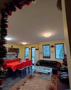 uma sala de estar com uma árvore de Natal e uma mesa e cadeiras em Къща за гости Българи em Triavna
