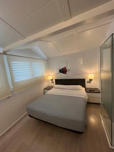 サン・セバスティアンにあるHotel Punta Monpasのベッドルーム1室(天井に虫が付いたベッド1台付)