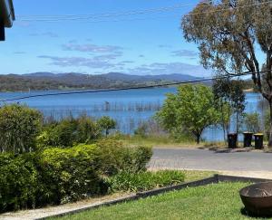 vista su un lago con montagne in lontananza di Relax in the spa with views opposite Lake Eildon a Goughs Bay