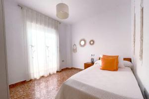 una camera da letto bianca con un letto e una finestra di Mi rincón favorito a Cogollos De La Vega
