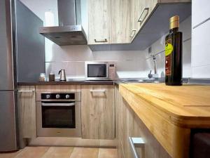 una cucina con fornelli e microonde di Mi rincón favorito a Cogollos De La Vega