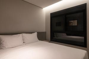 Postel nebo postele na pokoji v ubytování EZ Moema Hotel