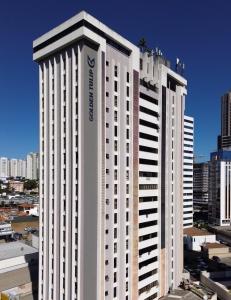 een groot wit gebouw met het woord symfonie erop bij Golden Tulip Goiania Address in Goiânia