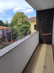 d'un balcon avec vue sur une maison. dans l'établissement Praça Suítes & Hostel, à São Paulo